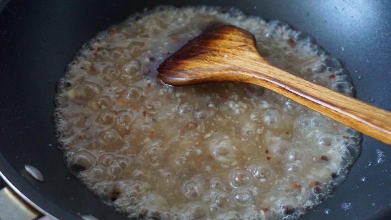 潮汕肠粉,然后在煸香香菇蒜泥的锅里加入适量的开水，倒入调匀的水淀粉