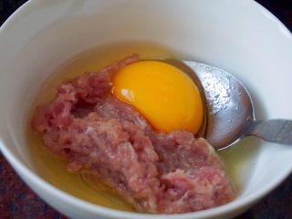 潮汕肠粉,去适量肉末加入一个鸡蛋