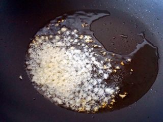 潮汕肠粉,制作蒜头油：锅里倒入适量油烧热后放入蒜末小火爆香