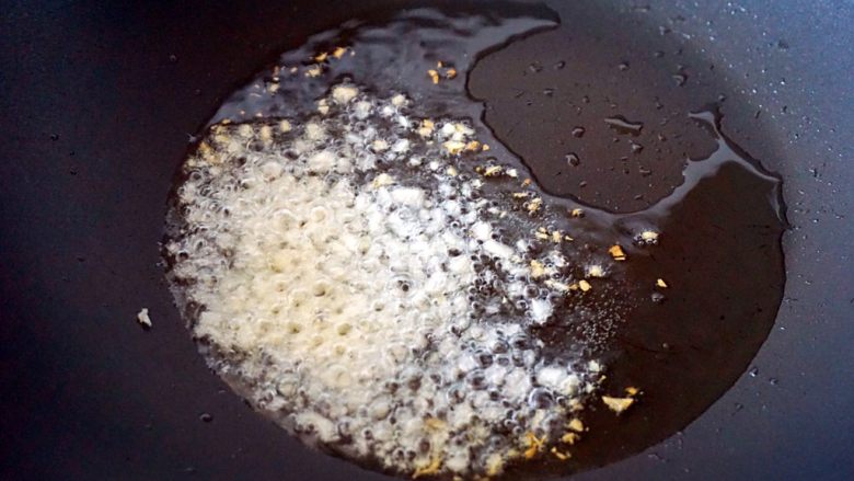 潮汕肠粉,制作蒜头油：锅里倒入适量油烧热后放入蒜末小火爆香