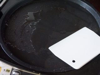 潮汕肠粉,打开电饼铛，加入适量的油抹平整个锅面