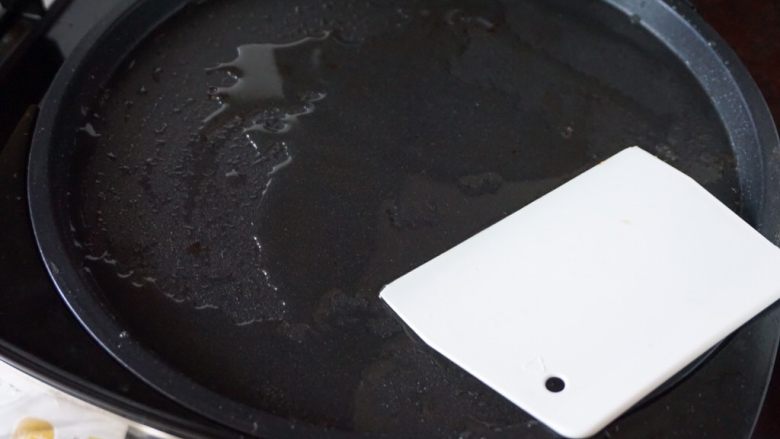 潮汕肠粉,打开电饼铛，加入适量的油抹平整个锅面