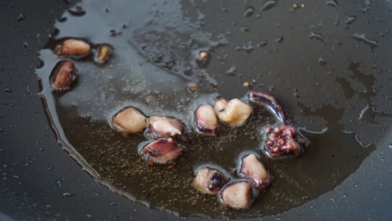 潮汕肠粉,再放入章鱼足煸香，然后滤去油份后备用