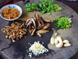 潮汕肠粉,将香菇切成薄片和切成小丁，菜脯切成小丁、，蒜头取三瓣切成末，葱切花，香菜去碎