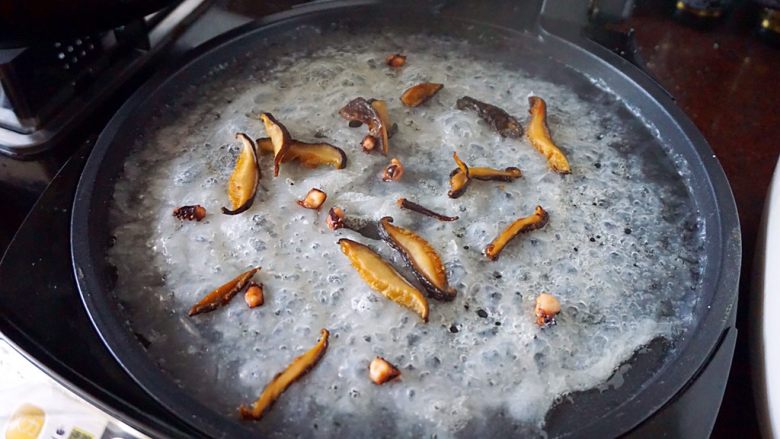 潮汕肠粉,然后放入煎香的香菇和章鱼足，盖上锅盖小焖一会