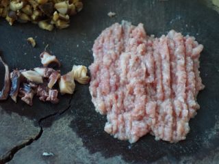 潮汕肠粉,章鱼足切丁，猪肉剁成肉末