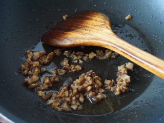 潮汕肠粉,准备做肠粉的酱汁：放入香菇粒煸香