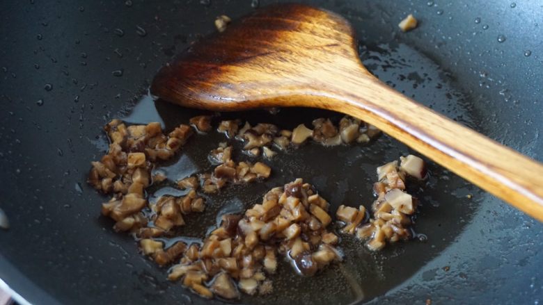 潮汕肠粉,准备做肠粉的酱汁：放入香菇粒煸香