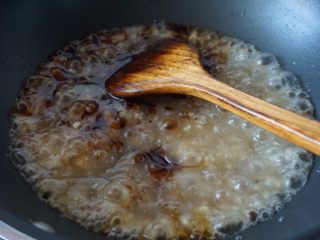 潮汕肠粉,加入蚝油、生抽、盐搅拌均匀
