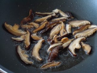 潮汕肠粉,锅里热油后放入切片的香菇煸香