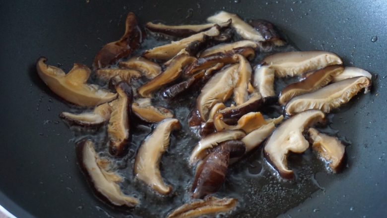 潮汕肠粉,锅里热油后放入切片的香菇煸香