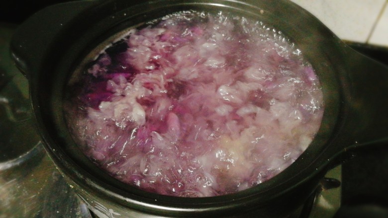 早餐+养生紫薯银耳羹,煮开后用勺子搅拌下