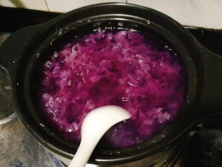 早餐+养生紫薯银耳羹,关火盛出，在每一碗里放几颗蔓越莓干