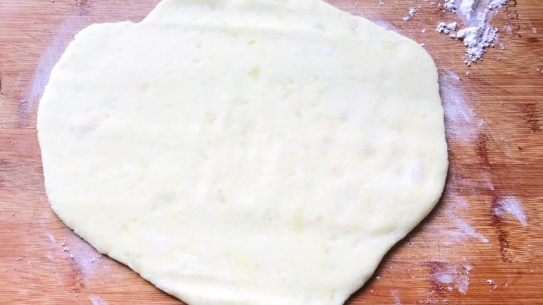 萌脸土豆饼,用擀面杖把面饼擀成2厘米的厚度