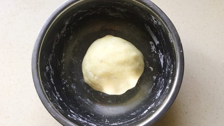 萌脸土豆饼,用手搓圆，放盆里，醒10分钟左右