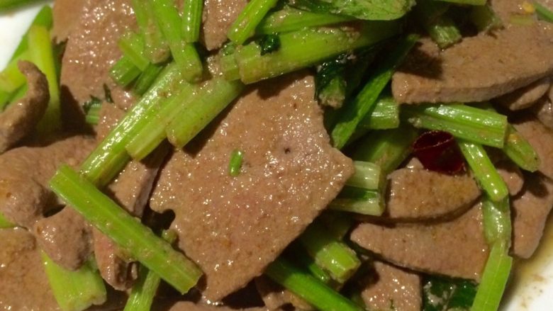 猪肝炒芹菜,美味的猪肝炒芹菜出锅喽