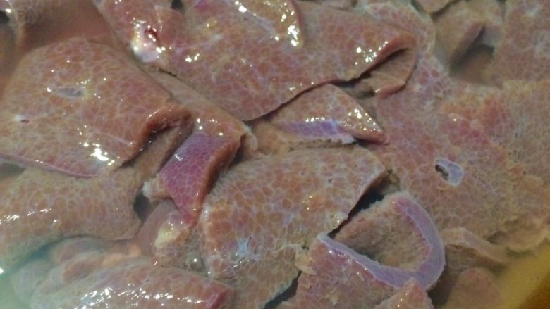 猪肝炒芹菜,切好的猪肝用清水泡半小时，中间换四五次水 吧猪肝上的粘的颗粒泡下来。