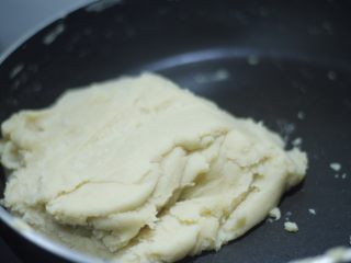 高颜值低热量，豆子变月饼,水分全部炒干后芸豆泥是这个状态，可以揉成面团样。放一旁密封好备用。