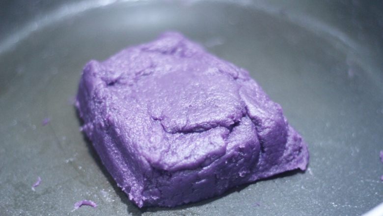 高颜值低热量，豆子变月饼,炒好的紫薯泥也可以揉成团。