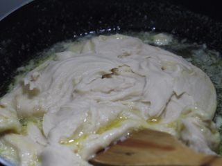 高颜值低热量，豆子变月饼,加白芸豆泥小火搅拌均匀。