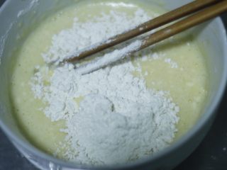 高颜值低热量，豆子变月饼,加1:2的低筋面粉和澄粉，如果不清楚干粉的计量，只需记住面糊的浓稠度和酸奶一样就对了。