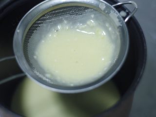 高颜值低热量，豆子变月饼,打好的奶黄液过筛，筛去没打匀的颗粒。