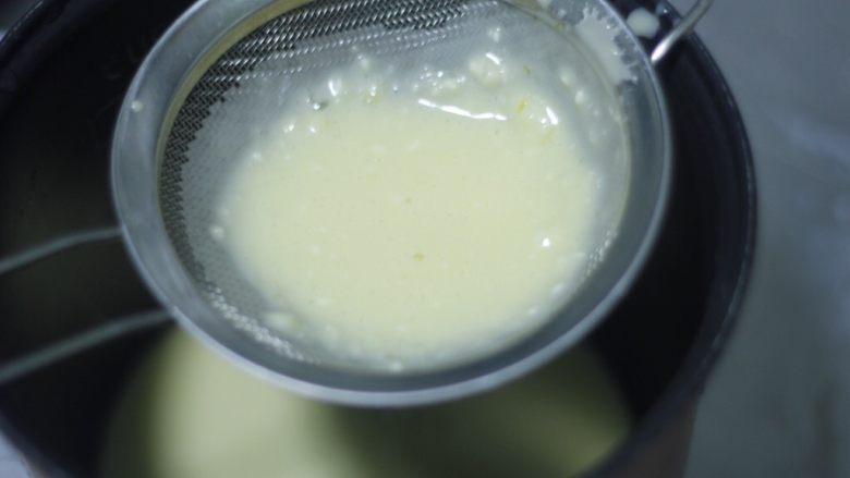 高颜值低热量，豆子变月饼,打好的奶黄液过筛，筛去没打匀的颗粒。