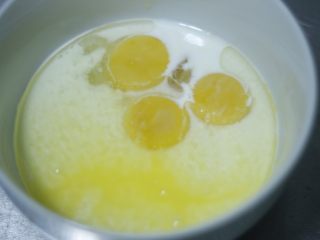 高颜值低热量，豆子变月饼,做奶黄馅，一定要用柴鸡蛋蛋香才明显，我用了三个蛋黄，一个蛋清，加牛奶，豆油，如果觉得牛奶奶香不明显可以加点奶油，打成奶黄液。