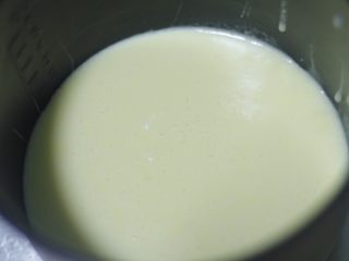 高颜值低热量，豆子变月饼,这是过筛后的奶黄面糊，状态类似酸奶有流动性，上锅蒸20分钟，蒸的时候要注意随时开锅翻拌一下面糊。蒸好以后放一旁晾凉备用。这时候可以准备月饼皮了。
