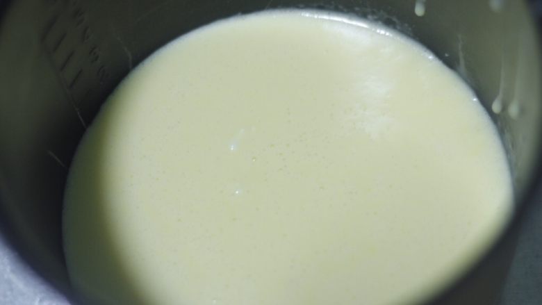 高颜值低热量，豆子变月饼,这是过筛后的奶黄面糊，状态类似酸奶有流动性，上锅蒸20分钟，蒸的时候要注意随时开锅翻拌一下面糊。蒸好以后放一旁晾凉备用。这时候可以准备<a style='color:red;display:inline-block;' href='/shicai/ 5626'>月饼皮</a>了。