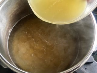 自制转化糖浆,确定煮开了再把柠檬汁倒进去，用最小的火一直熬，期间不要搅动。