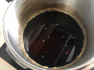自制转化糖浆,用小勺把泡沫清理一下，晾到不烫手，准备罐装，得了1520克的成品。