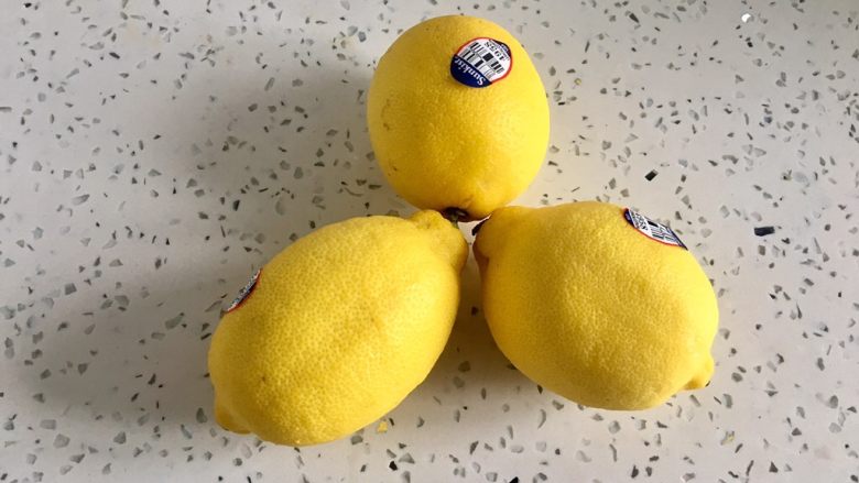 自制转化糖浆,准备3-4个柠檬。
