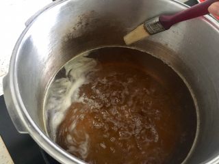 自制转化糖浆,在熬的过程中，会有糖汁溅到锅壁上，用毛刷沾点水，刷一下就可以了。
