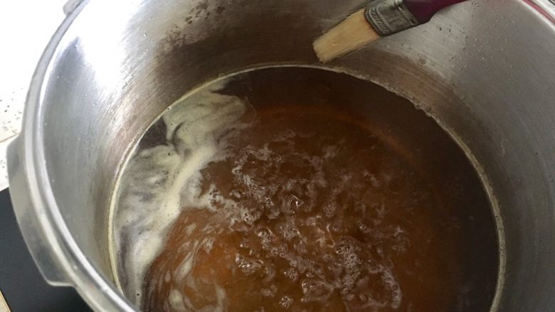 自制转化糖浆,在熬的过程中，会有糖汁溅到锅壁上，用毛刷沾点水，刷一下就可以了。