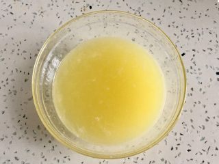 自制转化糖浆,挤出柠檬汁160克。