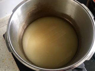 自制转化糖浆,我是用的高压锅，只要是厚的锅就行，不能是铁的和铝的，其他的材质都可以，把纯净水和糖都倒进来，让糖平铺在水里就行。