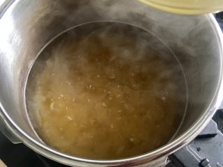 自制转化糖浆,放在煤气灶上中小火，煮开，从开始到最后，对于锅里面的东西是不做任何动作的哈，也就是从放进去，开了火之后，就再也不动了。