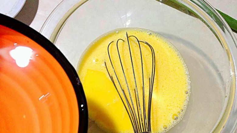香肠鸡蛋羹,开水倒入碗中放一会打蛋的功夫就可以了，沿着碗边一边搅动一边慢慢倒水，