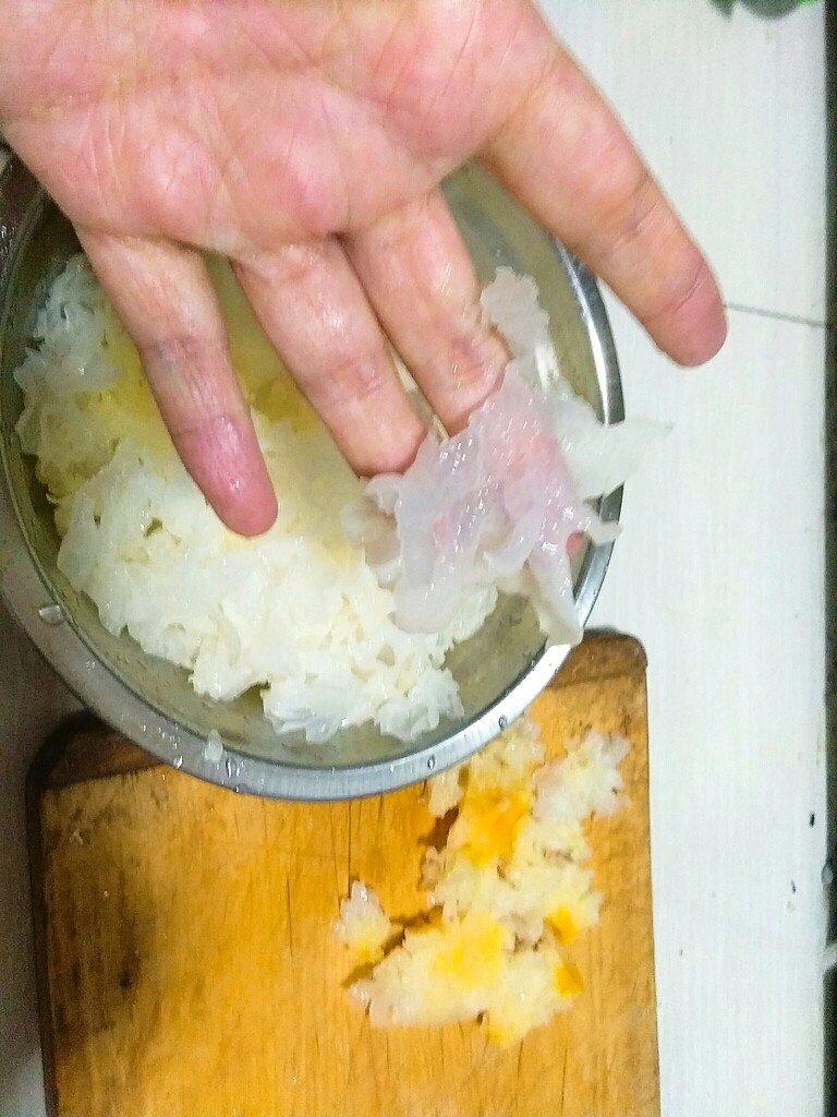 爱上银耳的小吊梨汤,等待煮梨皮的期间，可以来手撕一下银耳，滑溜柔软，好爽。银耳去根，就是图右侧又黄又硬的部分，然后撕成小片。