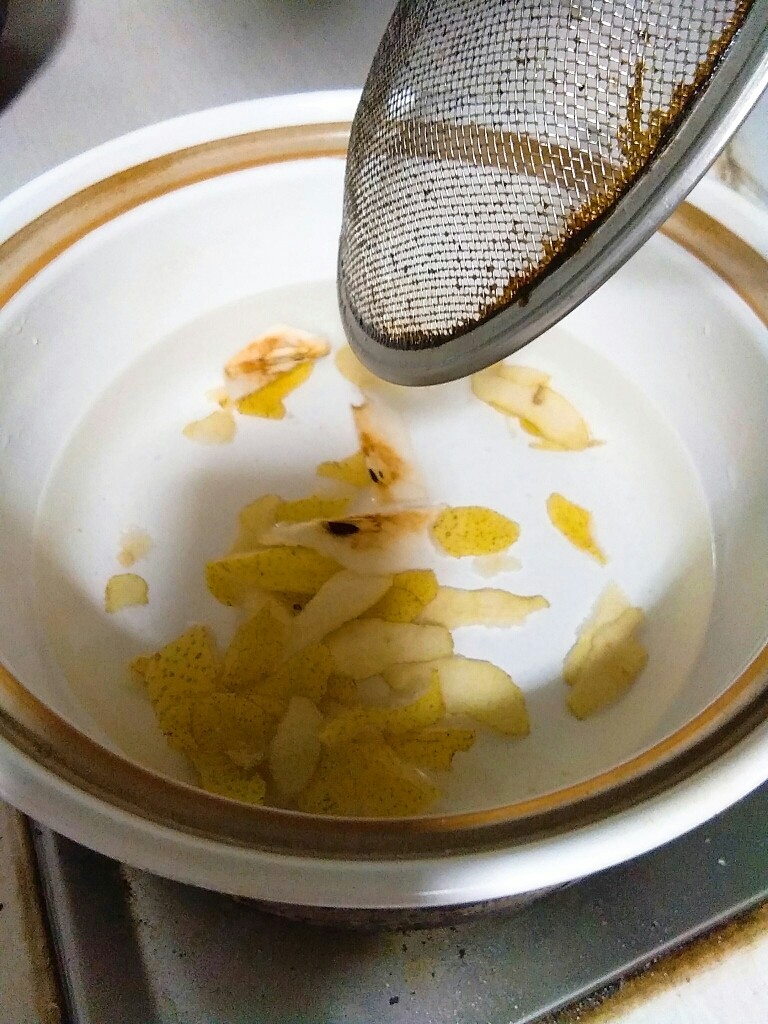 爱上银耳的小吊梨汤,冷水放入削下的梨皮和梨核，大火咕嘟上5.6分钟。