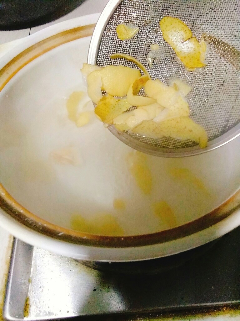 爱上银耳的小吊梨汤,在水色有一点点微黄后，捞出梨皮和梨核丢掉，他们的历史使命就是来吊汤的，当然喜欢吃梨皮的朋友，可以把它留下。