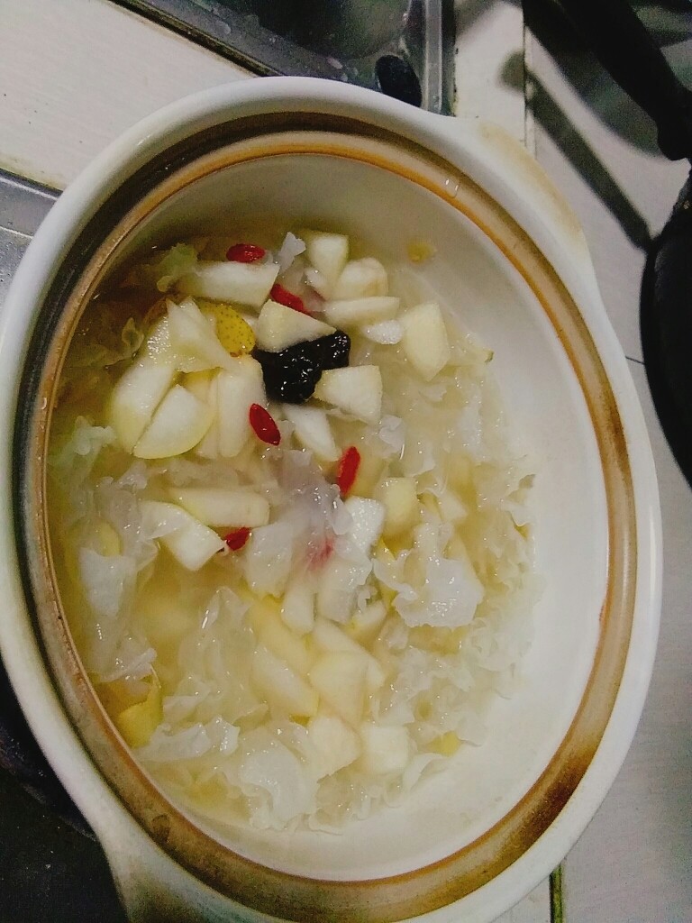 爱上银耳的小吊梨汤,开锅放入梨丁，梅子，大部分的枸杞，转成小火，熬上一个小时左右。
