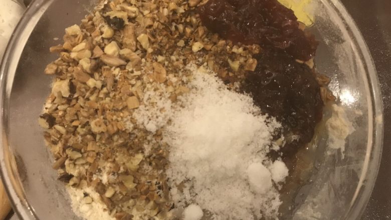 苏式玫瑰隐形伍仁月饼（植物油版）,混合所有馅料的材料，熟面粉、黑芝麻、桃仁、瓜子仁、玫瑰糖、糖、油