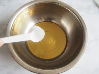 广式枣泥月饼,转化糖浆中加入枧水，搅拌均匀