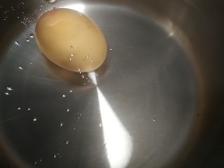 日式温泉蛋,立即放入鸡蛋。（注意轻轻放入，最好把蛋放在勺子里送入锅底以防爆裂）