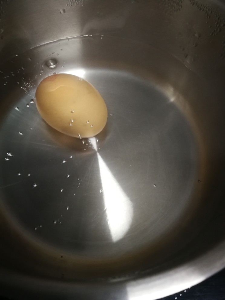 日式温泉蛋,立即放入鸡蛋。（注意轻轻放入，最好把蛋放在勺子里送入锅底以防爆裂）