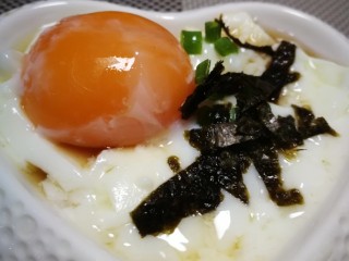 日式温泉蛋,撒上葱花，放上海苔碎。也可再撒点七味粉或胡椒粉。