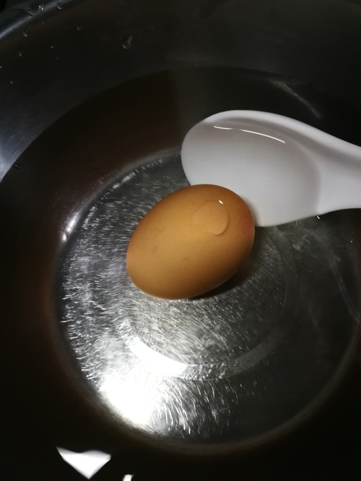 日式温泉蛋,马上放入到凉水中浸泡。（之前焖蛋时可以准备一碗可以浸没鸡蛋的凉水）