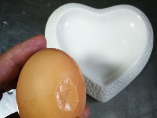 日式温泉蛋,三四分钟后，取出鸡蛋，轻轻磕下蛋壳，然后轻轻倒入容器。